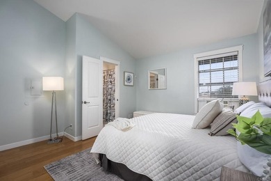 Beautifully upgraded 2 bed/2.5 bath townhome just one block from - photo 19