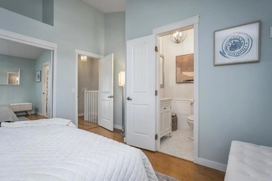 Beautifully upgraded 2 bed/2.5 bath townhome just one block from - photo 20