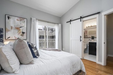 Beautifully upgraded 2 bed/2.5 bath townhome just one block from - photo 24