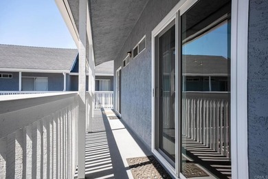 Beautifully upgraded 2 bed/2.5 bath townhome just one block from - photo 27