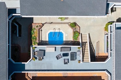 Beautifully upgraded 2 bed/2.5 bath townhome just one block from - photo 31