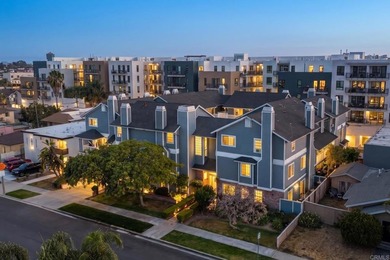 Beautifully upgraded 2 bed/2.5 bath townhome just one block from - photo 34