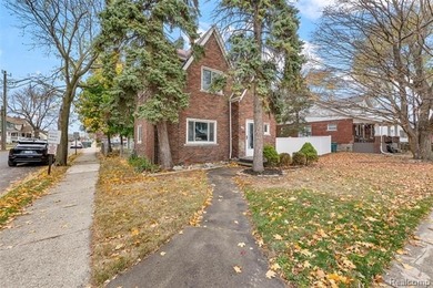 Detroit River Home For Sale in Lincoln Park Michigan