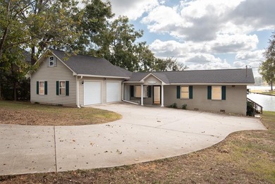 Lake Sinclair Home For Sale in Milledgeville Georgia
