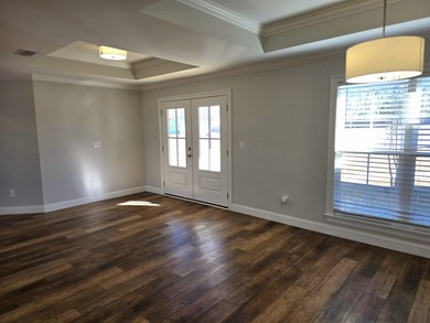 Amazing condition for this 4 bed / 2 bath open floorplan home - photo 7