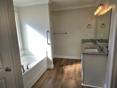 Amazing condition for this 4 bed / 2 bath open floorplan home - photo 9
