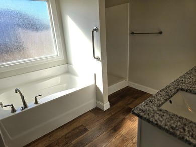 Amazing condition for this 4 bed / 2 bath open floorplan home - photo 10