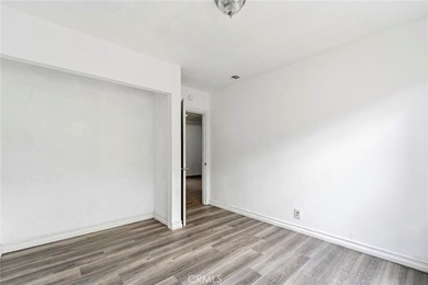 House with an ADU! This versatile property features a 3-bedroom - photo 11