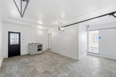 House with an ADU! This versatile property features a 3-bedroom - photo 18