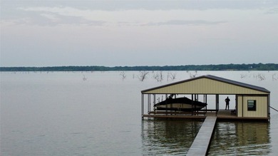 Some lakefront properties give you a view. Others offer a - photo 18