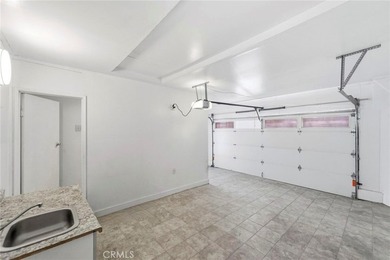 House with an ADU! This versatile property features a 3-bedroom - photo 20