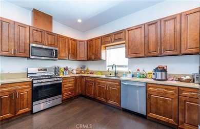 House with an ADU! This versatile property features a 3-bedroom - photo 27