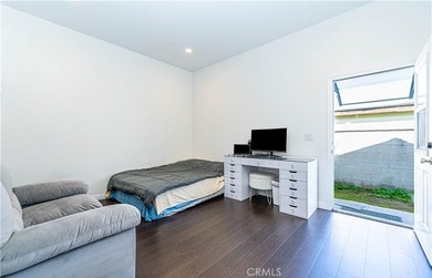 House with an ADU! This versatile property features a 3-bedroom - photo 32