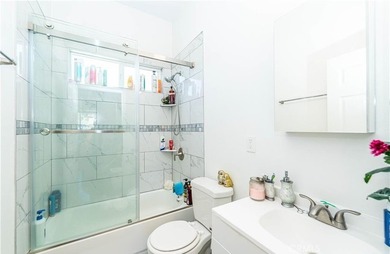 House with an ADU! This versatile property features a 3-bedroom - photo 38