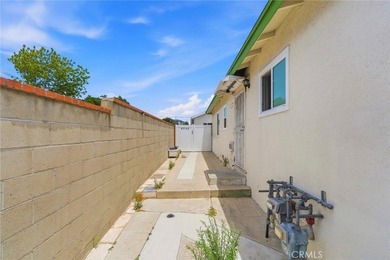 House with an ADU! This versatile property features a 3-bedroom - photo 43