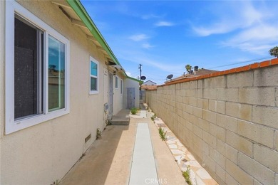 House with an ADU! This versatile property features a 3-bedroom - photo 44
