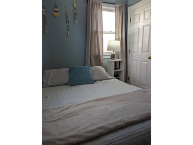 Bright and airy 3 bedroom home in desirable Ellsworth. Close to - photo 6
