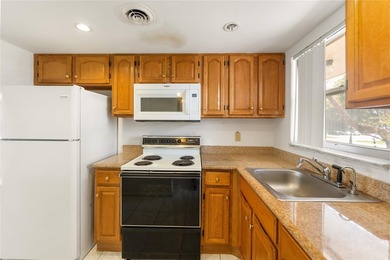 Spacious and bright second-floor, two-bedroom, two-bath condo in - photo 4