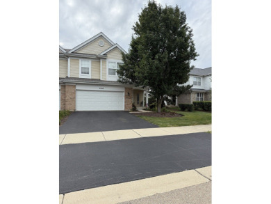 Lake Townhome/Townhouse For Sale in Aurora, Illinois