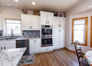 Immaculate & *move in* ready updated 4350 sq ft, 5 bedroom, 4 - photo 22