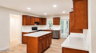 Spacious, Completely Renovated & Move-In Ready! Beautifully - photo 8