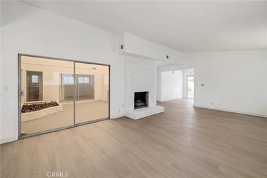 Welcome to this beautifully refreshed 4-bedroom, 2-bathroom - photo 3
