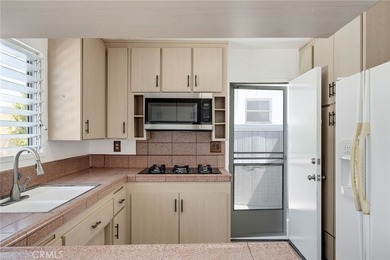 Welcome to this beautifully refreshed 4-bedroom, 2-bathroom - photo 6