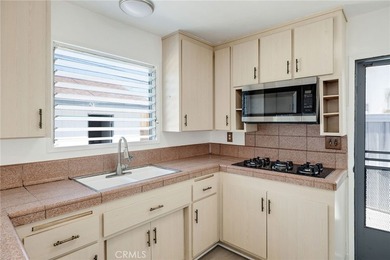 Welcome to this beautifully refreshed 4-bedroom, 2-bathroom - photo 7