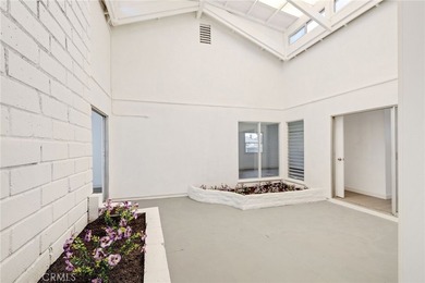 Welcome to this beautifully refreshed 4-bedroom, 2-bathroom - photo 10