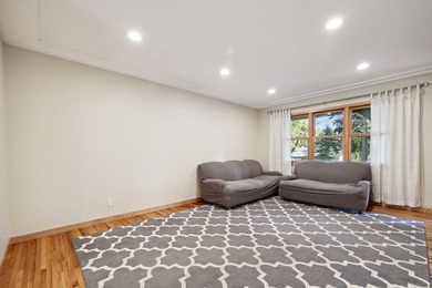 Beautiful 4 Bedroom, 3 Bathroom home located in the heart of - photo 7
