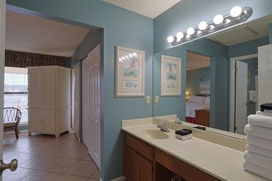 Fantastic location just steps from the beach, hot tubs and - photo 13