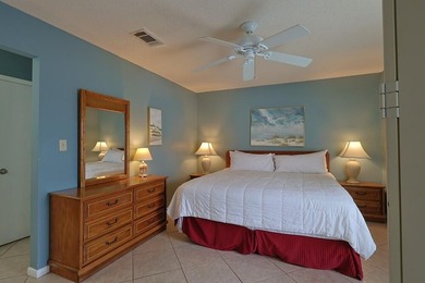 Fantastic location just steps from the beach, hot tubs and - photo 16