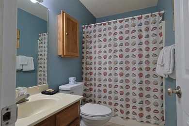 Fantastic location just steps from the beach, hot tubs and - photo 18