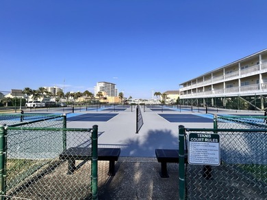 Fantastic location just steps from the beach, hot tubs and - photo 49