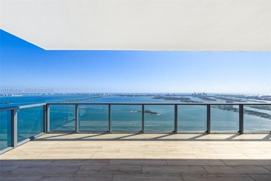 Located on the 55th floor of Elysee, this flow-through residence