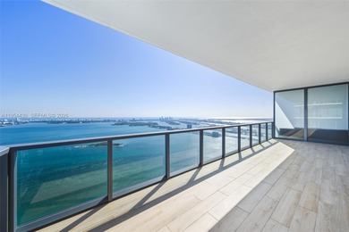 Located on the 55th floor of Elysee, this flow-through residence