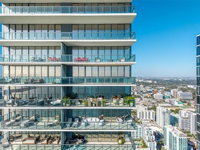 Located on the 55th floor of Elysee, this flow-through residence