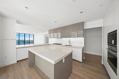 Located on the 55th floor of Elysee, this flow-through residence