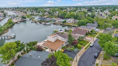 Waterfront Living at Its Finest! This exceptional waterfront - photo 34