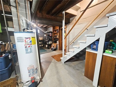 Welcome to this spacious 3-bedroom home with attached garage - photo 32