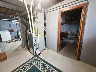 Welcome to this spacious 3-bedroom home with attached garage - photo 37
