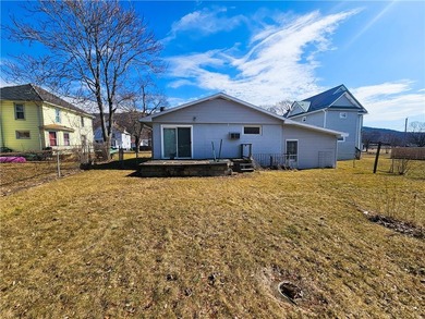 Welcome to this spacious 3-bedroom home with attached garage - photo 43