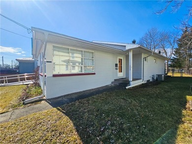 Welcome to this spacious 3-bedroom home with attached garage - photo 47