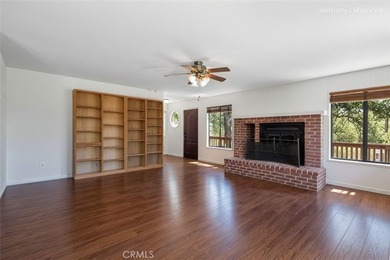 Welcome to your dream home! This stunning custom-built 3 bedroom - photo 6