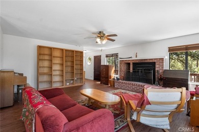 Welcome to your dream home! This stunning custom-built 3 bedroom - photo 7