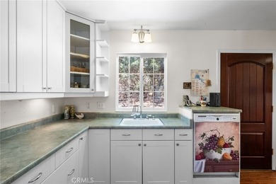 Welcome to your dream home! This stunning custom-built 3 bedroom - photo 9