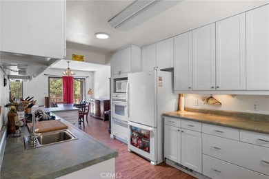 Welcome to your dream home! This stunning custom-built 3 bedroom - photo 10
