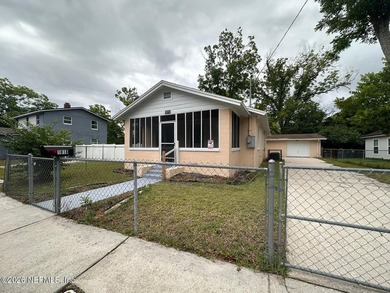 Investor opportunity or perfect starter home! This 3-bedroom, 1 - photo 4