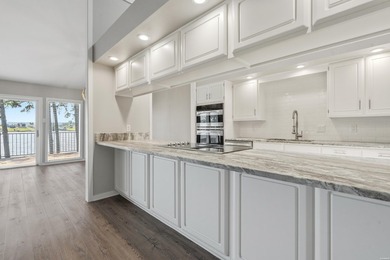 Wonderful location and view !! Step into this 3 bedroom and 3.5 - photo 4