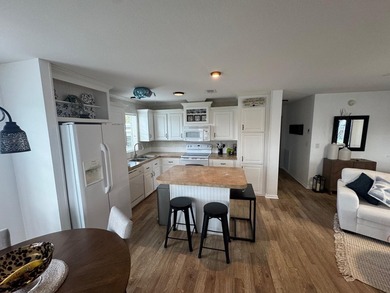 BEAUTIFUL HOME, WELL MAINTAINED, WITH 2 BEDROOMS, 2 BATHS - photo 14